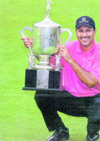 Jeev Milkha Singh with the trophy after winning the Singapore Open, 2008
