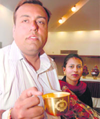 Anil Kumar from Hoshiarpur wins a 22-carat gold cup as part of Brooke Bond 100 crore Consumer Celebrations