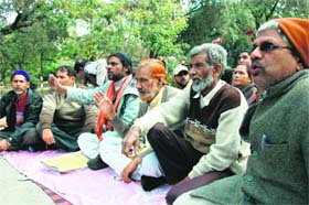Protesting Haj Sewa Samiti members at Gandhi Park in Dehradun
