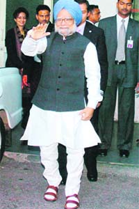 Manmohan Singh comes out after being discharged from AIIMS in New Delhi