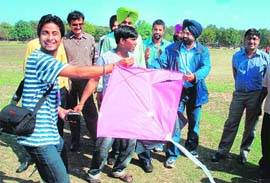 Who minds a bit of kite flying in between book browsing! Students on the PU campus take a shot at patangbazi.