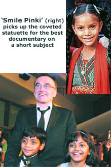 Oscar-winning director of Slumdog Millionaire Danny Boyle with young actors Azharuddin Mohammed Ismail (left) and Rubina Ali of Mumbai at the award ceremony.
