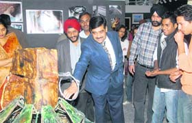 Home Secretary, Ramnivas checks out the Incredible India art exhibition
