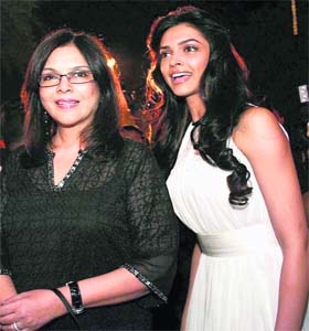 Actor Zeenat Aman along with Deepika Padukone during the Kelvinator Gr8! FLO Women Awards 2009 in Mumbai