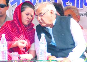 UPA chairperson Sonia Gandhi and Haryana Chief Minister Bhupinder Singh Hooda share a point at a public meeting in Uchana, Jind