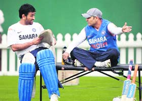 HOW ABOUT KIWIS FOR LUNCH? Mahendra Singh Dhoni (L) and Virender Sehwag during a training session ahead of the second one-day match against New Zealand in Wellington