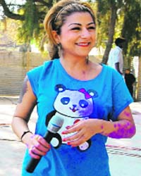Rapper Hard Kaur kept Holi revellers at Leisure Valley-10 waiting with anticipation through the day, but finally the Glassi gal kept her date with gulaal