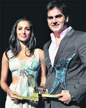 Bollywood actor Malaika Arora with husband Arbaz Khan pose with the souvenirs at the New Jersey Desi Dance competition in New Jersey