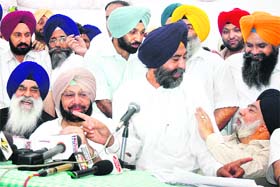 Captain Amarinder Singh flanked by Manjit Singh Calcutta, Rajbir Singh Padiala, Paramajit Singh Sarna and other Akali leaders at a press briefing in Chandigarh