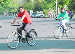 Travel light! It’s cycles that’re the travel mates of this couple navigating past heavy traffic