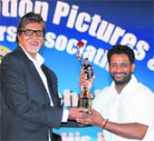 Resul Pookutty (R) receives an award from Bollywood actor Amitabh Bachchan for his contribution to sound industry on behalf of western India motion pictures and television sound engineers association during an award function in Mumbai recently. Pookutty was also the winner of the Oscar for sound mixing for Slumdog Millionaire during the 81st Academy Awards. Photo Reuters: Manav Manglani
