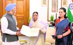 President Pratibha Patil presents a letter to Manmohan Singh appointing him as the Prime Minister at Rashtrapati Bhavan in New Delhi on Wednesday.