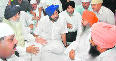 Punjab Chief Minister Parkash Singh Badal and Deputy CM Sukhbir Badal offer condolences to Sant Surinder Dass over the death of Sant Ramanand, at Dera Sachkhand in Jalandhar district 