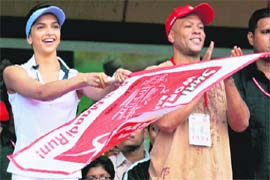 Brand Ambassadors of Sunfeast World 10K Marathon Bollywood actor Deepika Padukone and US Athlete Maurice Greene cheer for the participants in Bangalore