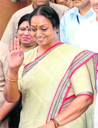 Meira Kumar waves to mediapersons after taking charge