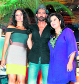 (L-R) Indian actors Kangana Ranaut and Hrithik Roshan and director Farah Khan do an interview regarding the TV show Tere Mere Beach Main at Filmcity Studio in Mumbai on Sunday.