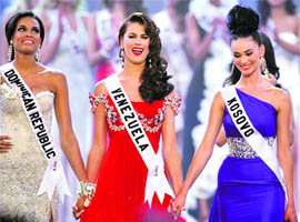 Miss Venezuela Stefania Fernandez, who won the Miss Universe pageant 2009, is flanked by first runner-up Miss Dominican Republic Ada Aimee De la Cruz and second runner-up Miss Kosovo Gona Dragusha in Nassau, Bahamas.