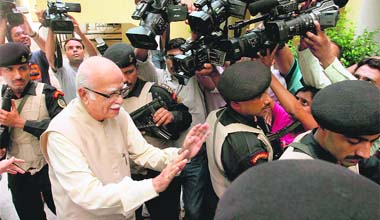 BJP leader LK Advani arrives to meet RSS chief Mohan Bhagwat in New Delhi