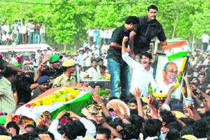People mourn as the coffin carrying Andhra Pradesh Chief Minister YS Rajasekhara Reddys body arrives at Idupulapaya where the charismatic leaders mortal remains were laid to rest on Friday.