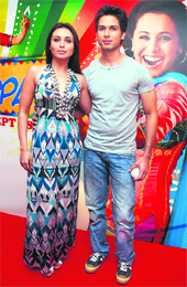 Rani Mukherjee and Shahid Kapur pose for a picture during a news conference for their forthcoming movie Dil Bole Hadippa in Mumbai.