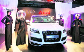 The new Audi Q7 comes in tautly curved body surfaces and presents coupe-like silhouettes.