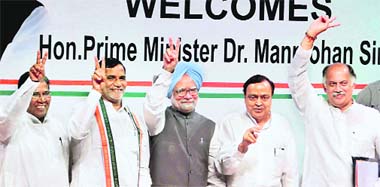 Prime Minister Manmohan Singh, flanked by Rajya Sabha Deputy Chairman Rehman Khan, MRCC president Kripashankar Singh, Union Petroleum Minister Murli Deora and Minister of State for IT Gurudas Kamat, shows victory sign after a press conference in Mumbai