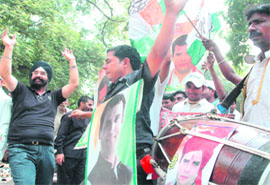 Congress workers celebrate victory outside Sonia Gandhis residence in New Delhi on Thursday.