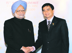 Prime Minister Manmohan Singh with Thailands Prime Minister Abhisit Vejjajiva before the 4th East Asia Summit meeting held on the sidelines of the 15th Association of Southeast Asian Nations summit in the Thai southern resort of Hua Hin on Sunday.