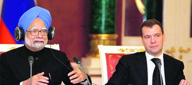 Prime Minister Manmohan Singh and Russian President Dmitry Medvedev at a press conference in Moscow