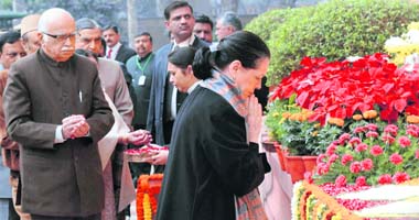 UPA chairperson Sonia Gandhi with opposition leader LK Advani paying tributes to the martyrs of Parliament attack on its 8th anniversary in New Delhi
