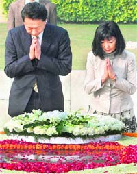 Japanese Prime Minister Yukio Hatoyama and his wife Miyuki Hatoyama pay homage to Mahatma Gandhi at Rajghat in New Delhi