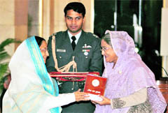 Bangladesh PM Sheikh Hasina receives the Indira Gandhi Peace Prize from President Pratibha Patil in New Delhi on Tuesday.