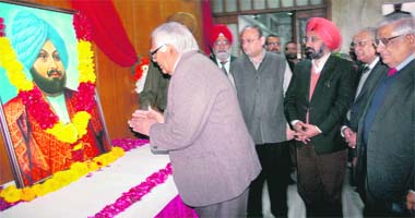 Dr RP Bambah, a Trustee of the The Tribune, pays floral tributes to the founder of The Tribune, Dayal Singh Majithia, on Tuesday as Editor-in-Chief HK Dua, General Manager Sanjay Hazari, Punjabi Tribune Editor Varinder Walia and Dainik Tribune Editor Naresh Kaushal look on