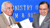 Kirit Parikh presents a report to Petroleum Minister Murli Deora in New Delhi 