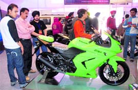 A balmy Saturday afternoon and neatly arranged swanky cars and bikes. The second day of the Auto Mall at parade ground, Sec-17, was a great crowd-puller. Buying was not an agenda, all the same, there is no harm in checking out the car models and fast bikes!