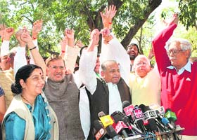 UNITED THEY STAND: Opposition leaders, including Sushma Swaraj (BJP), Sharad Yadav (JDU), Mulayam Singh Yadav (SP), Lalu Prasad Yadav (RJD) and Gurdas Dasgupta (Left), raise slogans against the Budget in New Delhi