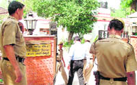 A policeman guards Shashi Tharoors New Delhi residence 