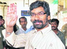 JMM leader Hemant Soren at Ranchi airport on Sunday.