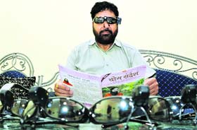 Satnam performs anulom vilom through a device in Ludhiana
