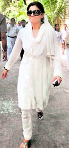 Actor Raveena Tandon at the funeral of Bollywood actor Mac Mohan, popularly knows as Sambha after a character he played in the movie Sholay,