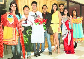 Shreya Kishore and Kaushik Ghosh pose with the students of IIFT