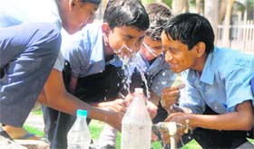 School kids devise an ingenious method to beat the heat.