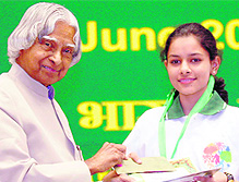 Ex-President APJ Abdul Kalam felicitation Young Environmentalist of the Year Award Ishita Bishnoi in New Delhi on Saturday.