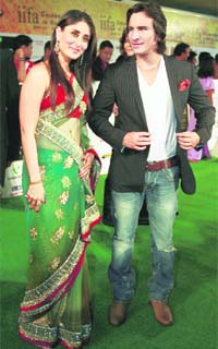 Bollywood actor Saif Ali Khan (R) arrives with Kareena Kapoor on the green carpet for the International Indian Film Academy (IIFA) awards in Colombo