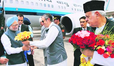 Manmohan Singh being received by J-K Chief Minister Omar Abdullah and Union New and Renewable Energy Minister Farooq Abdullah on his arrival at the airport on the outskirts of Srinagar