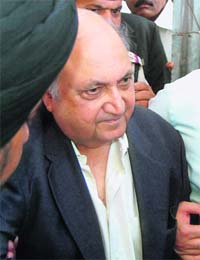 The then Chairman of Union Carbide India Limited Keshub Mahindra comes out of the Bhopal District Court after getting bail