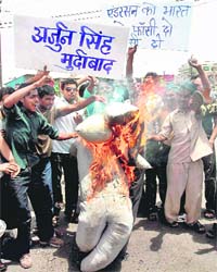 BJP workers burn an effigy of Arjun Singh in Bhopal