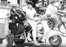 Youngsters flout traffic rules at Phase VI in Mohali