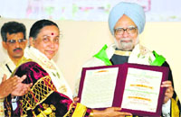 Uttarakhand Governor Margaret Alva confers an honorary degree of Doctor of Science on PM Manmohan Singh at the 26th convoca- tion of the Govind Ballabh P