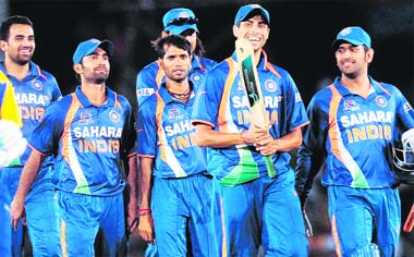 Indian captain Mahendra Singh (R) celebrates the victory over Sri Lanka with teammates after the final ODI of the Asia Cup between Sri Lanka and Indian in Dambulla on Thursday.